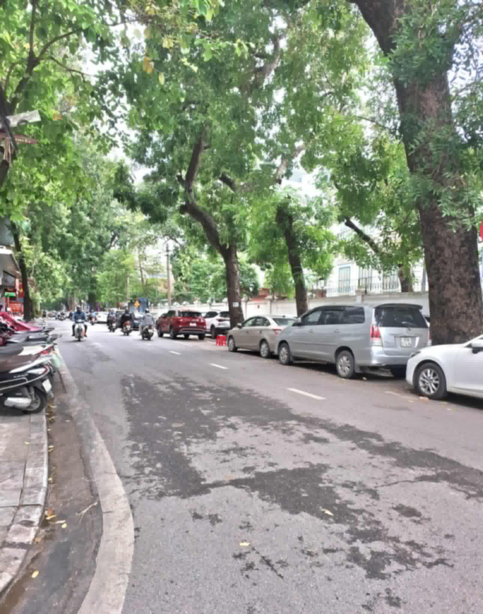 BÁN GẤP NHÀ  MẶT PHỐ LÝ NAM ĐẾ PHỐ VIP HOÀN KIẾM GIÁP DANH BA ĐÌNH KD,VỈA HÈ Ô TÔ TRÁNH 35M X 4 TẦNG 24 TỶ